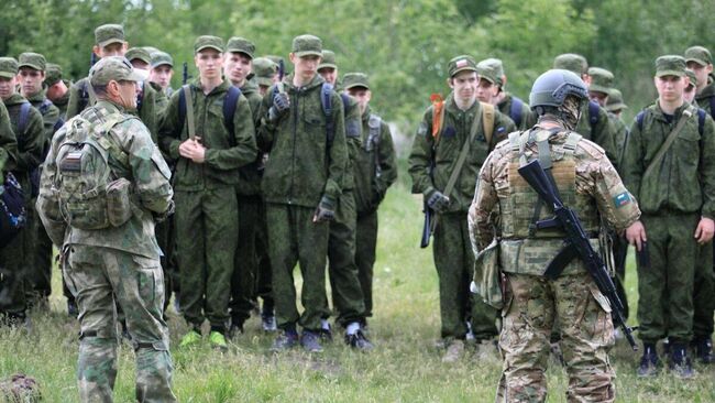 Курсанты Белгородского Центра развития военно-спортивной подготовки и патриотического воспитания отрабатывают практические навыки на полигоне