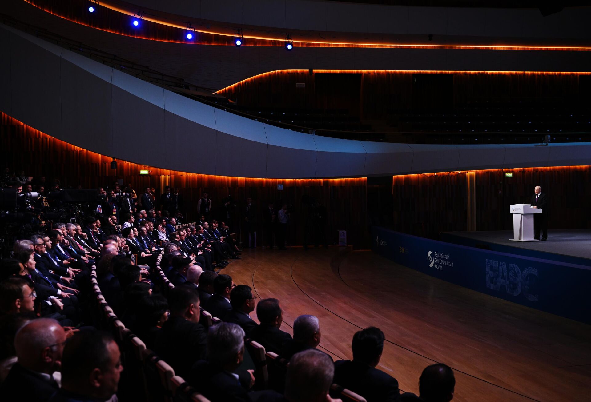 Президент РФ Владимир Путин выступает на пленарном заседании Евразийского экономического форума в Москве - РИА Новости, 1920, 24.05.2023