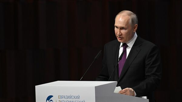 Президент РФ Владимир Путин выступает на пленарном заседании Евразийского экономического форума в Москве