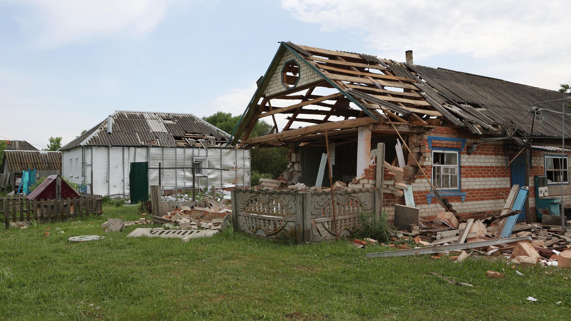 Жилые дома, разрушенные в результате атаки ДРГ, в Белгородской области - РИА Новости, 1920, 04.06.2023
