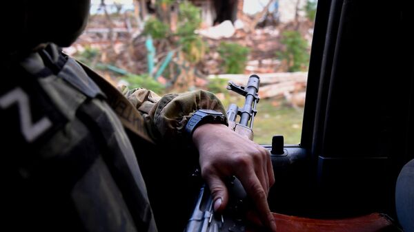 Военнослужащий едет в машине в районе Бахмута в Донецкой области