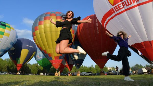 Девушки на открытии 1-го Кубка губернатора Ленинградской области и чемпионата по воздухоплавательному спорту на воздушных шарах