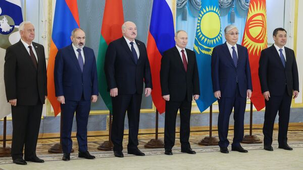 Лидеры стран-участниц Евразийского экономического союза во время церемонии фотографирования