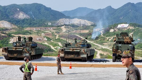 Военная техника на учениях на военном полигоне Сынчжин в Южной Корее