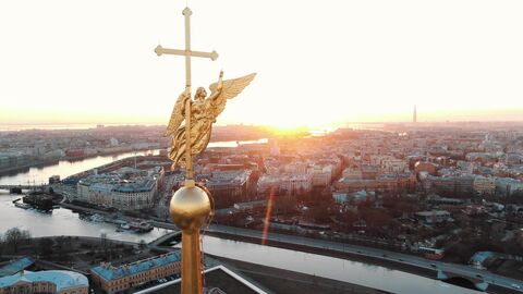 Ангел на шпиле Петропавловского собора в Санкт-Петербурге