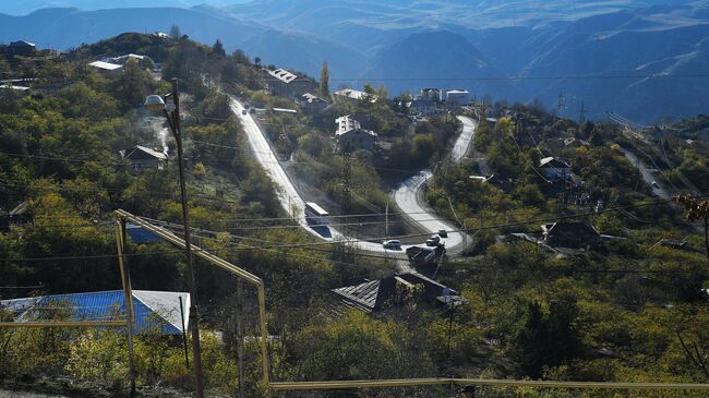 Вид на дома и автомобильную дорогу в городе Лачин, Нагорный Карабах