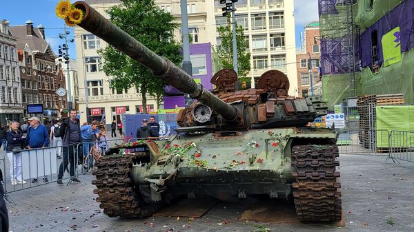 Российский танк Т-72Б на площади Лейдсеплейн в Амстердаме