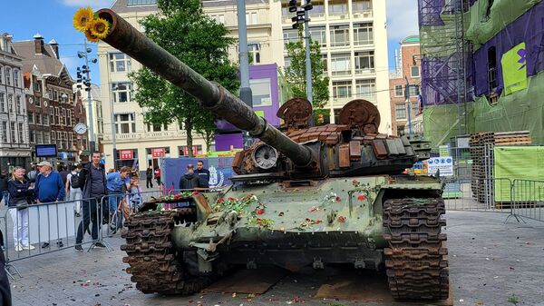 Российский танк Т-72Б на площади Лейдсеплейн в Амстердаме