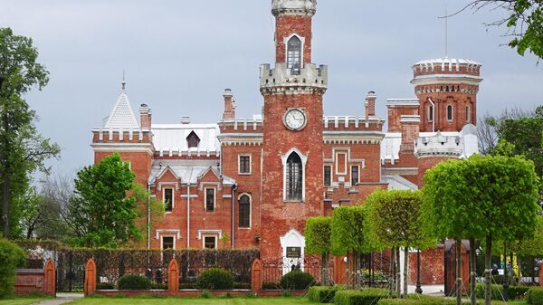 Вид на замок Ольденбургских из сада