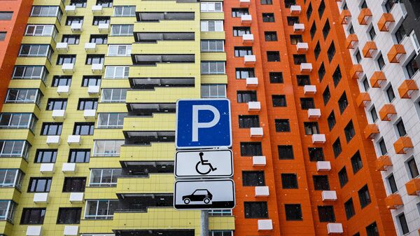 Знаки Парковка для инвалидов и Способ постановки легковых автомобилей и мотоциклов на околотротуарной стоянке во дворе многоэтажного дома