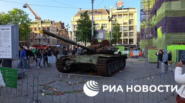 Перед выставленным в Амстердаме российским танком Т-72, который был подбит на Украине, выложили сердце из цветов