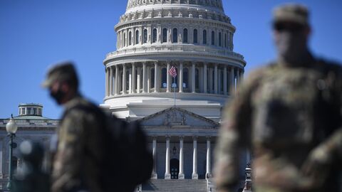 Члены Национальной гвардии возле здания Капитолия США