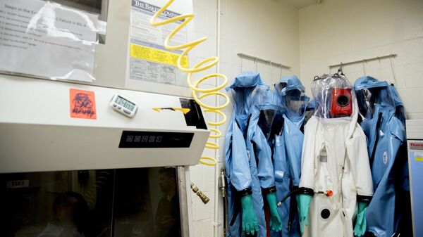 Защитные костюмы в учебном центре по биобезопасности в Форт-Детрике