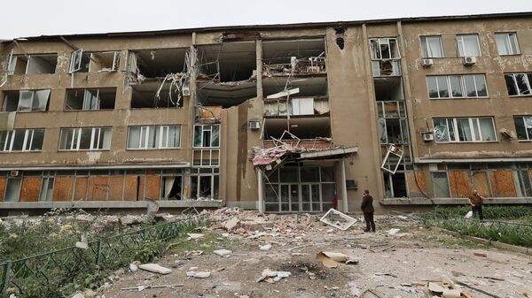 Здание Научно-Исследовательского института, поврежденное в результате обстрела со стороны ВСУ из РСЗО HIMARS, в Калининском районе Донецка