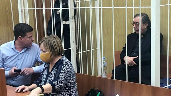 Юрист, меценат Михаил Цивин (справа) в суде