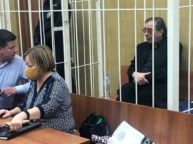 Юрист, меценат Михаил Цивин (справа) в суде