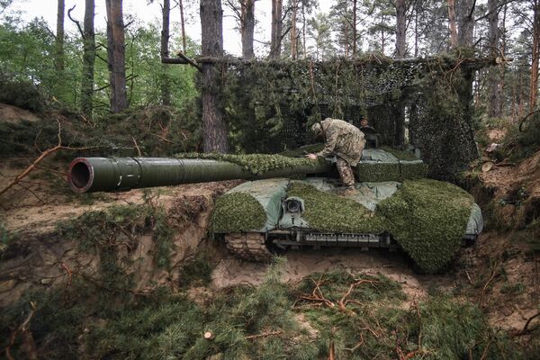 Члены танкового экипажа осматривают поступивший в подразделение танк Т-90 Прорыв, в южном секторе СВО