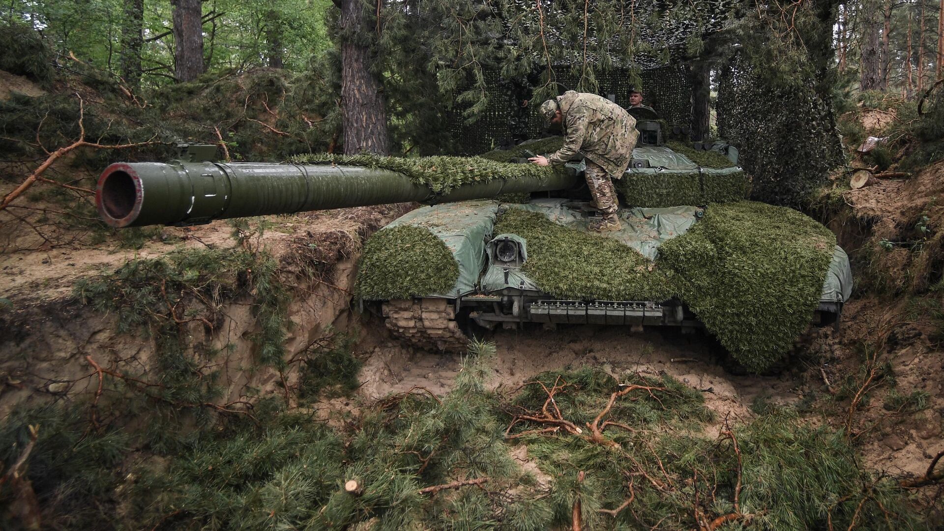 Члены танкового экипажа осматривают поступивший в подразделение танк Т-90 Прорыв, в южном секторе СВО - РИА Новости, 1920, 27.05.2023