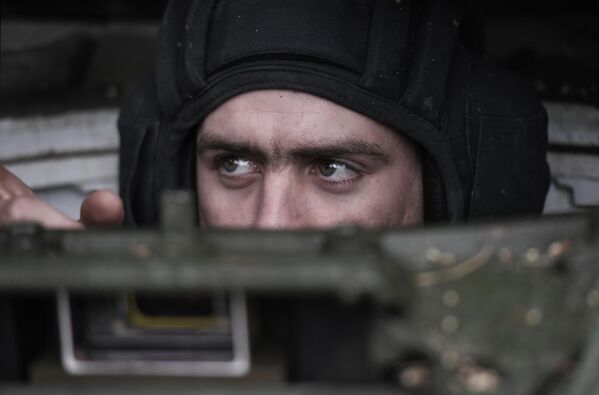 Член танкового экипажа осматривает поступивший в подразделение танк Т-90 Прорыв, в южном секторе СВО