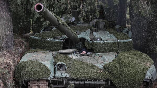Член танкового экипажа осматривает поступивший в подразделение танк Т-90 Прорыв, в южном секторе СВО
