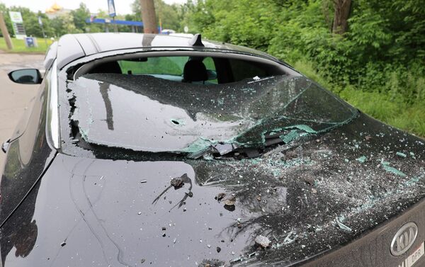 Автомобиль, поврежденный в результате обстрела со стороны ВСУ из РСЗО HIMARS, в Калининском районе Донецка