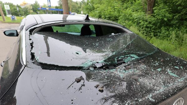 Автомобиль, поврежденный в результате обстрела со стороны ВСУ из РСЗО HIMARS, в Калининском районе Донецка