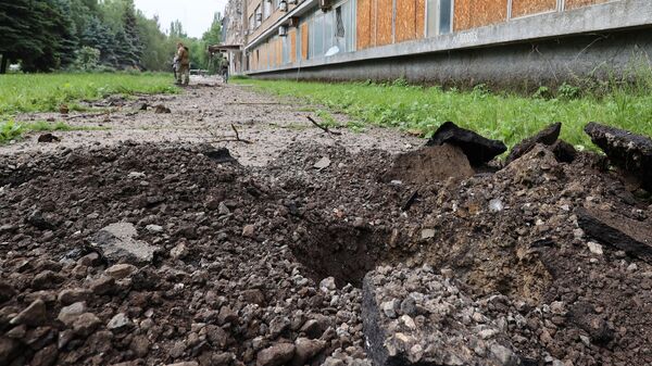 Воронка от взрыва в Калининском районе Донецка
