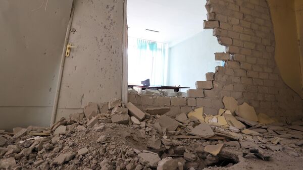 Повреждения в здании Научно-Исследовательского института, поврежденного в результате обстрела со стороны ВСУ из РСЗО HIMARS, в Калининском районе Донецка
