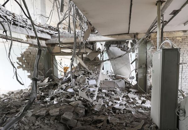 Повреждения в здании Научно-Исследовательского института, поврежденного в результате обстрела со стороны ВСУ из РСЗО HIMARS, в Калининском районе Донецка