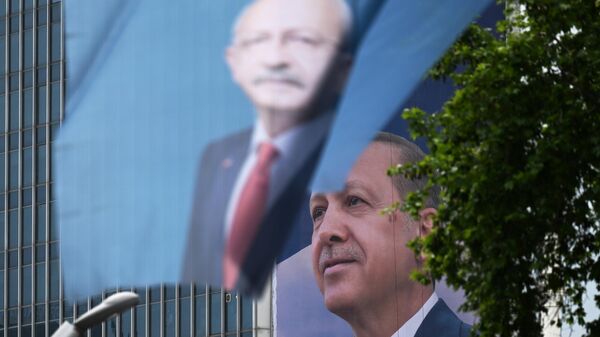 Баннеры с изображениями действующего президента Турции Реджепа Тайипа Эрдогана и кандидата Кемаля Кылычдароглу
