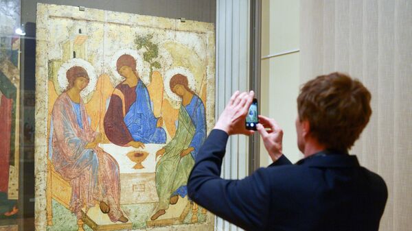 Икона художника Андрея Рублева Троица в Третьяковской галерее