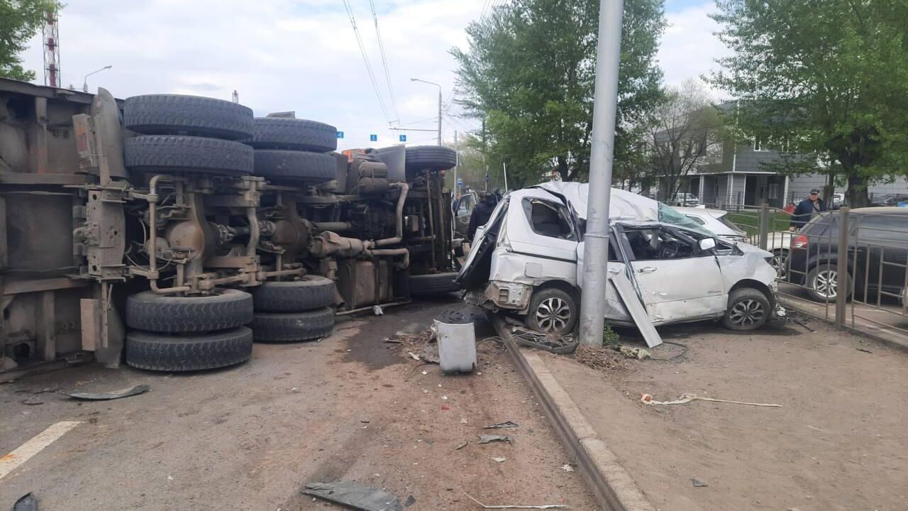 В Красноярске грузовик врезался в 12 припаркованных машин - РИА Новости,  26.05.2023