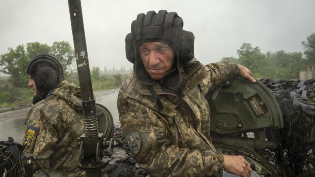 Украинские солдаты на танке. Архивное фото