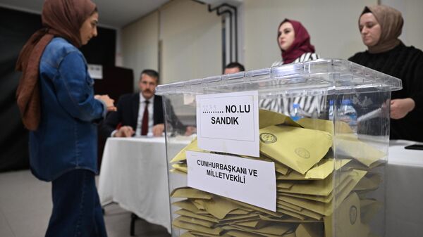Урна для бюллетеней на избирательном участке во время голосования на всеобщих выборах в Стамбуле