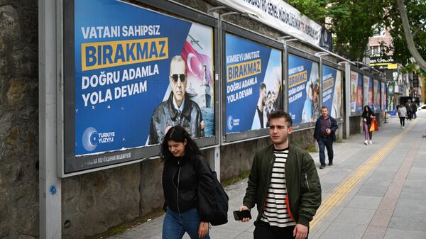 Предвыборные баннеры на одной из улиц в Анкаре