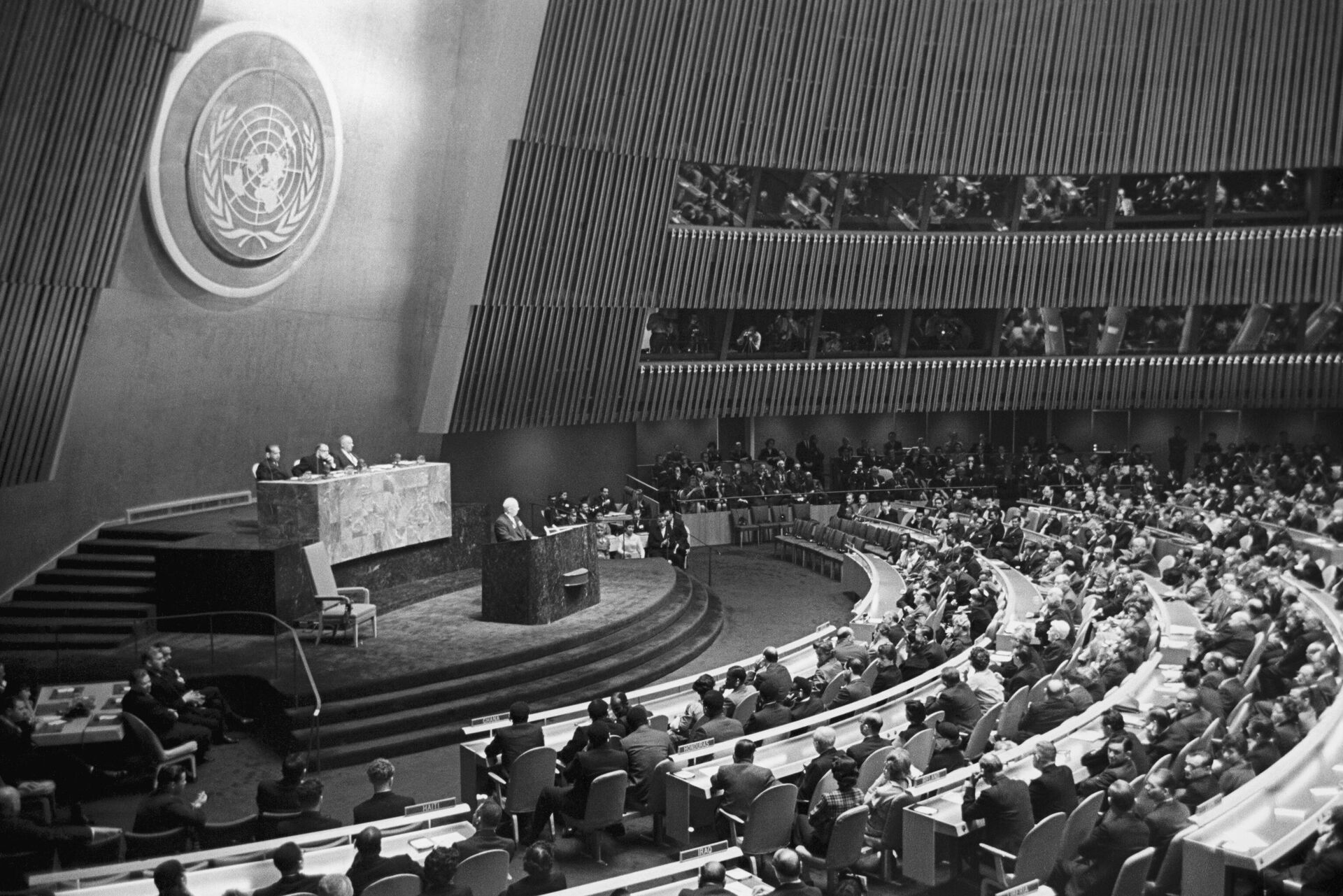 Глава советского правительства, первый секретарь ЦК КПСС Никита Хрущев выступает с докладом на XIV сессии Генеральной Ассамблеи ООН в Нью-Йорке во время первого в истории советско-американских отношений официального визита в США (15-27 сентября 1959 года) - РИА Новости, 1920, 26.05.2023