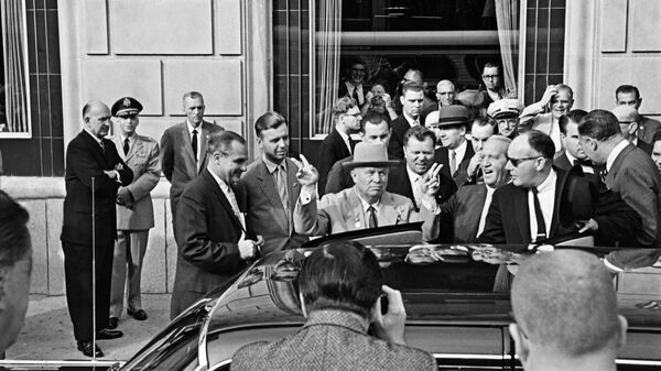 Глава советского правительства, первый секретарь ЦК КПСС Никита Хрущев у входа в отель Carlton House в Питтсбурге (штат Пенсильвания), где он остановился во время первого в истории советско-американских отношений официального визита в США (15-27 сентября 1959 года)