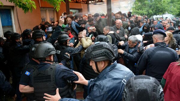 Столкновения косовского спецназа и сербов в городе Звечан
