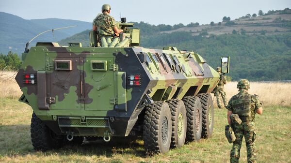 Сербские военные и бронетехника на административной линии между центральной Сербией и севером Косово и Метохии