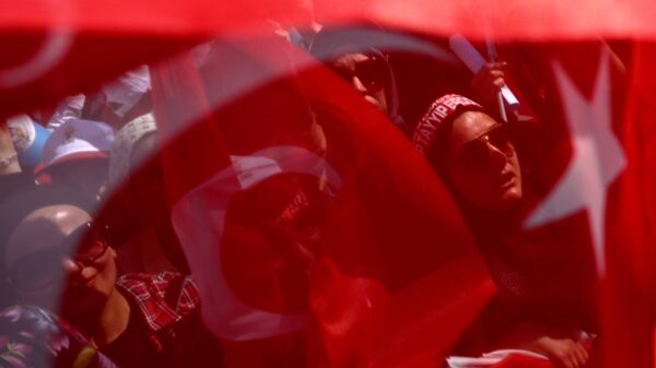 Люди с флагами Турции
