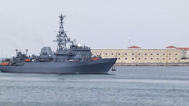 Разведывательный корабль Черноморского флота Иван Хурс прибывает в пункт постоянного базирования в Севастополе. Кадр видео