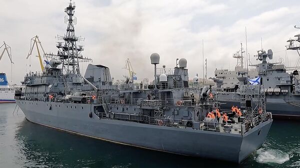 Разведывательный корабль Черноморского флота Иван Хурс прибывает в пункт постоянного базирования в Севастополе
