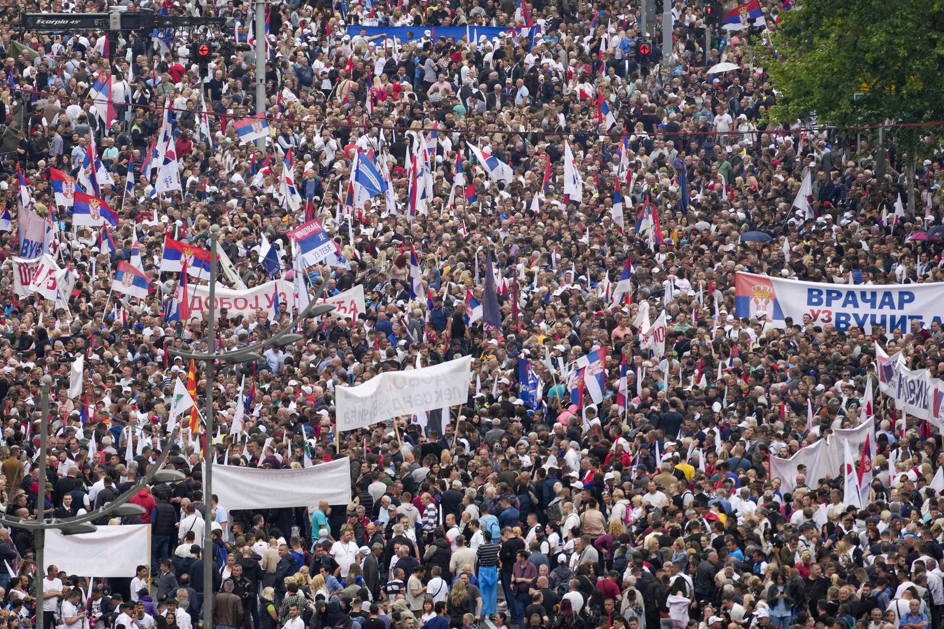 Митинг в поддержку Александра Вучича перед зданием парламента Сербии в Белграде - РИА Новости, 1920, 31.05.2023