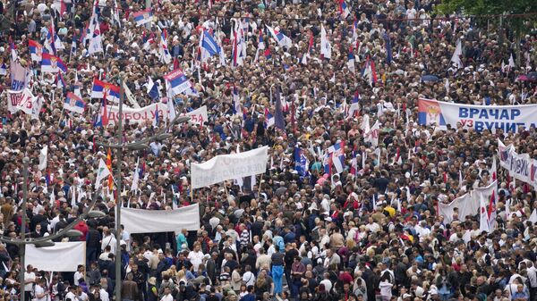 Митинг в поддержку Александра Вучича перед зданием парламента Сербии в Белграде