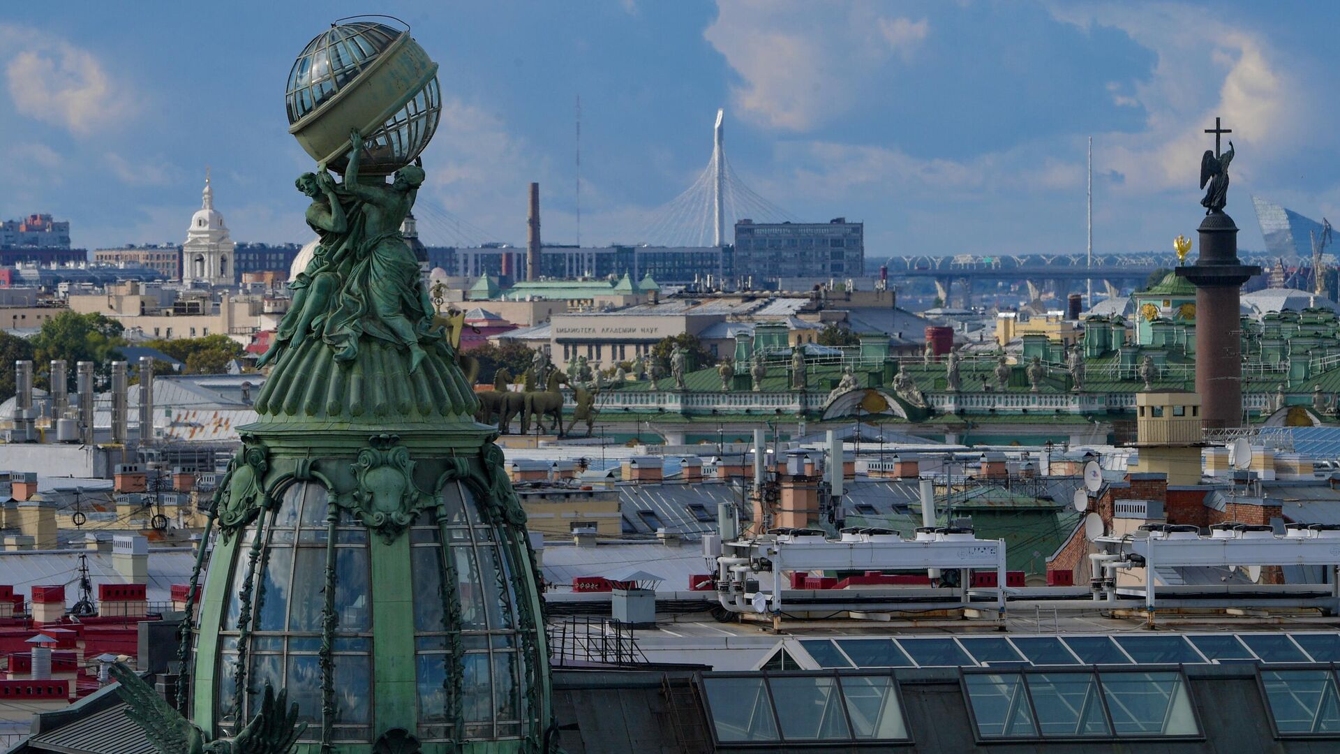 Вид на купол исторического здания Дома Зингера со смотровой площадки Думской башни в Санкт-Петербурге - РИА Новости, 1920, 09.06.2024
