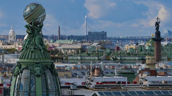 Вид на купол исторического здания Дома Зингера со смотровой площадки Думской башни в Санкт-Петербурге