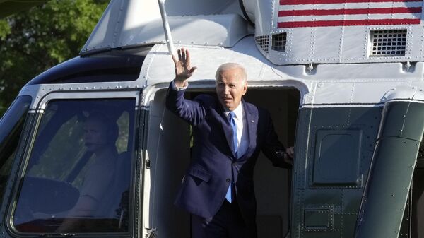 Президент США Джо Байден садится в вертолет Корпуса морской пехоты США, отправляясь на выходные в Кэмп-Дэвид