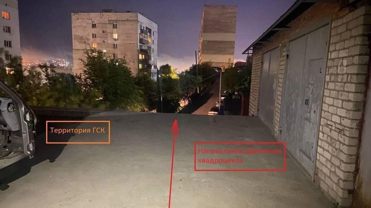 Во Владивостоке мужчина с 2 дочерями в ходе поездки на квадроцикле совершили съезд с неогражденного края верхнего уровня гаражного кооператива - РИА Новости, 1920, 27.05.2023