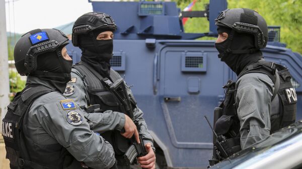 Сотрудники полиции в городе Звечан на севере Косово