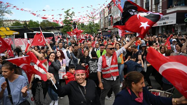 Сторонники кандидата в президенты Турции от оппозиции Кемаля Кылычдароглу на митинге в Стамбуле
